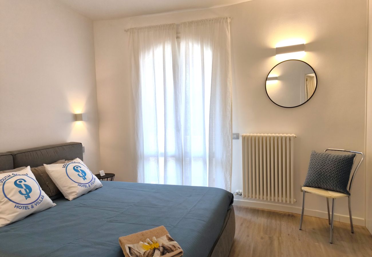 Camera da letto con letto matrimoniale e arredi moderni a Peschiera del Garda