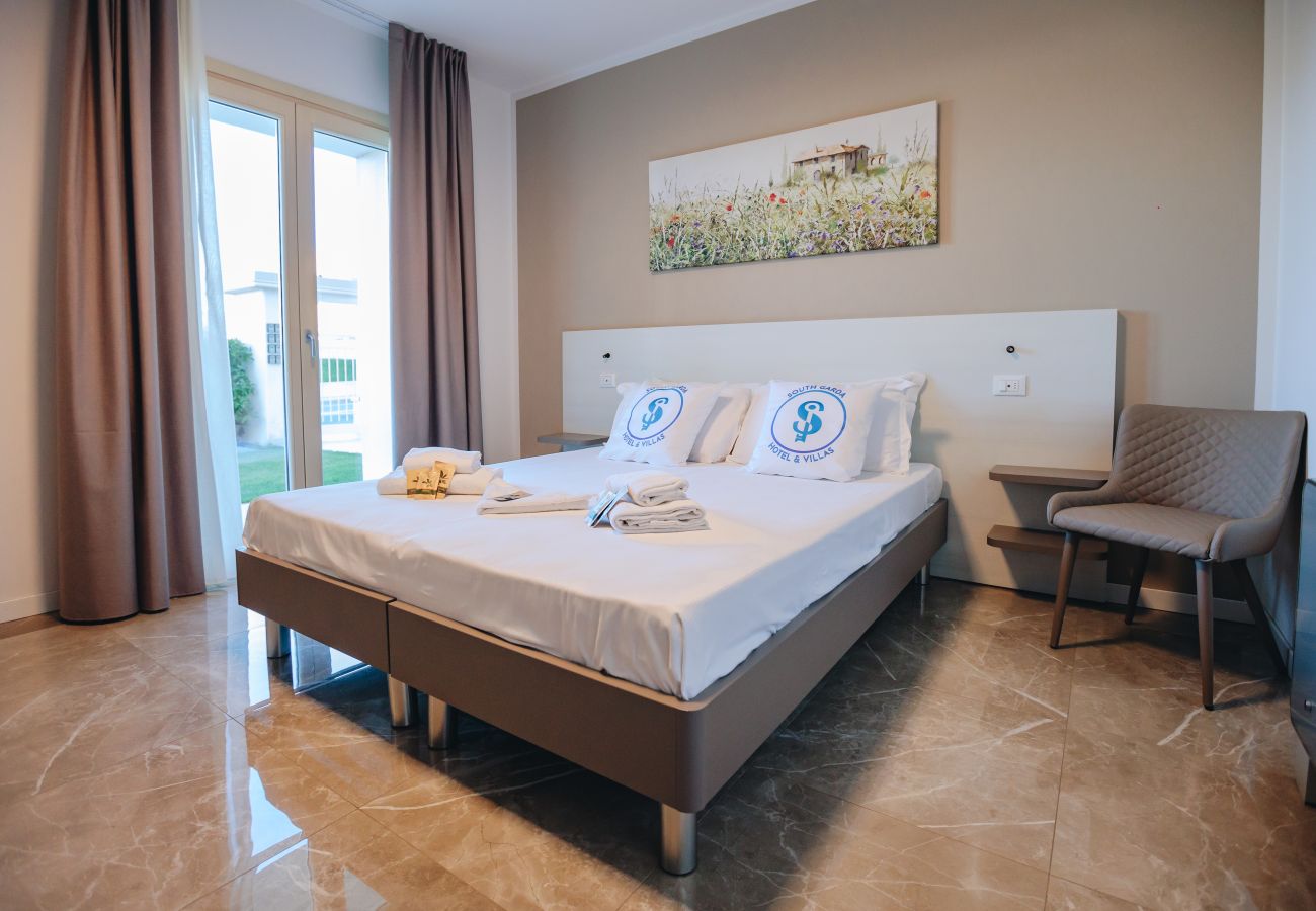 Modern double room with access to the garden in the residence near the Pederzoli in Peschiera del Garda