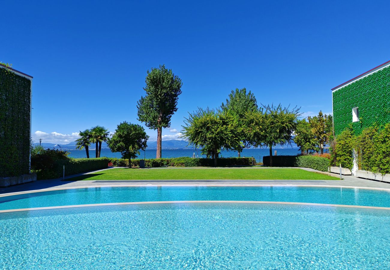 Residence swimming pool with panoramic views of Lake Garda in Peschiera del Garda