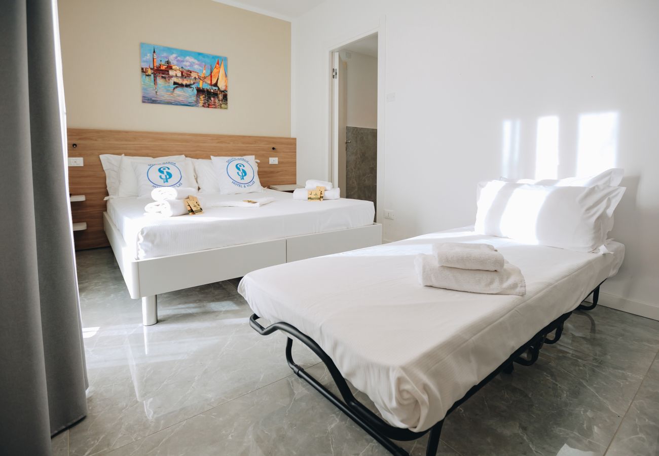 Triple room with double bed and single bed in the residence near Pederzoli in Peschiera del Garda