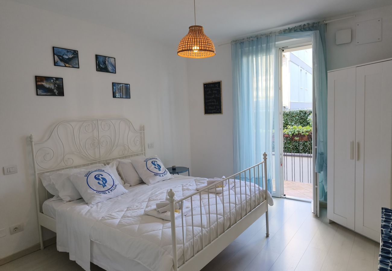 double bedroom in the flat in the centre of Sirmione with balcony