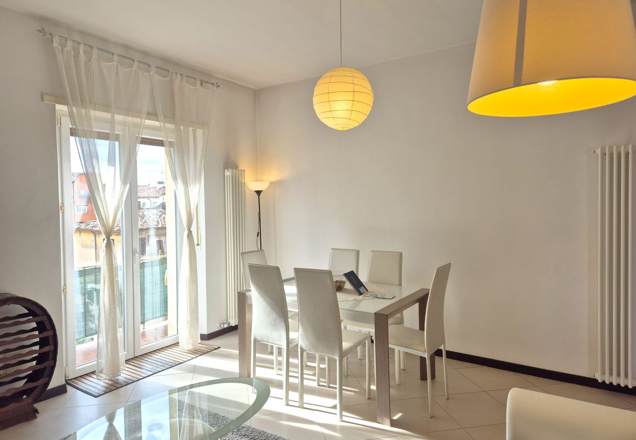 Salle à manger lumineuse avec mobilier moderne à Vérone