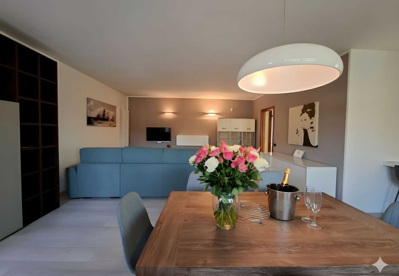 espace de vie ouvert de l'appartement à Peschiera del Garda