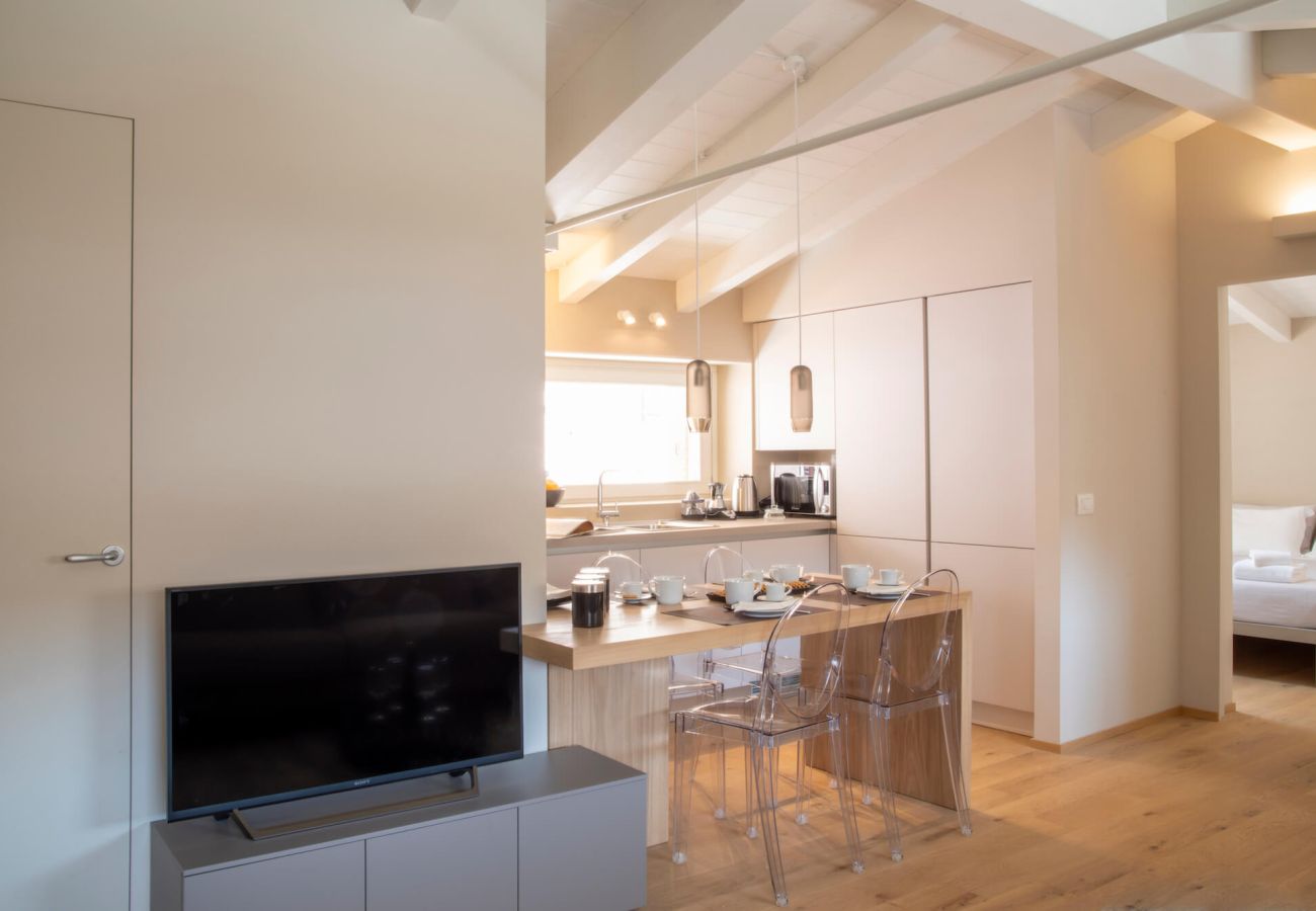 cuisine et coin repas dans un deux pièces à Peschiera del Garda, appartement dans le centre de Peschiera,  appartement au bord du lac de Garde